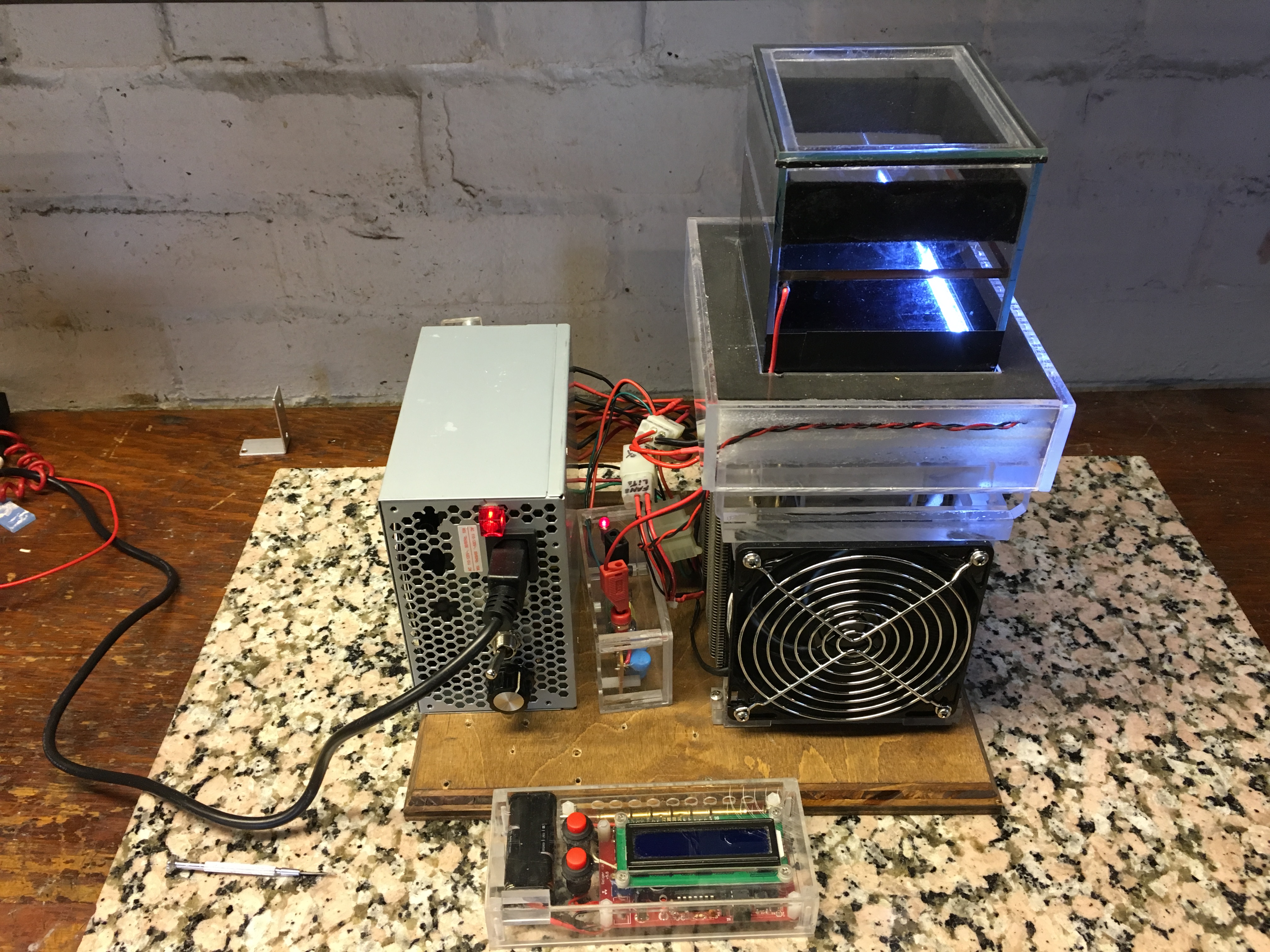 Observation of Nuclear Particle Tracks in a Peltier Cooled Cloud Chamber project image